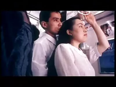 गार्टर असलेली महिला वर्गात चोखली