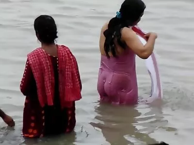 गोरा बेब तिच्या बेड वर Fucks