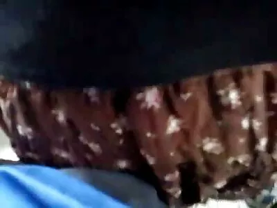 गोरी स्त्रीने तिचे तोंड पकडले
