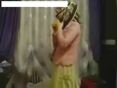 तो चष्म्यासह महिलेच्या चेहऱ्यावर Cums करतो