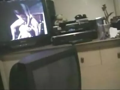 तिने ती काळ्या किशोरच्या तोंडाला दिली