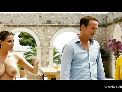 ती तिच्या गोराला बेडवर सादर करते