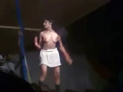 एका मित्राला तिला गृहकार्यात मदत करण्यास सांगितले आणि शेवटी तिची लाल पुच्ची बदलली