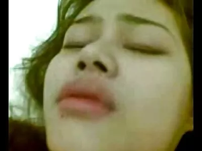 ती घरात शिरताच महिलेला चोखते
