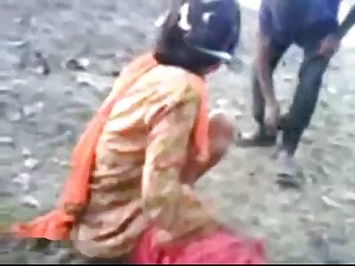 नवीन आयफोनचे आश्वासन दिले आणि त्याच्या नवीन पत्नीच्या स्वयंपाकघरातील टिट्टी क्रंबमध्ये चोखले