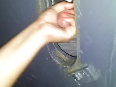 तिने मांडीवर गार्टर घेतले आणि चोखले