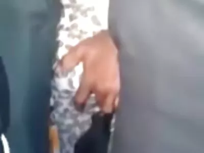 सुंदर चेहरा असलेली मुलगी खर्च करते